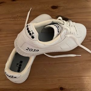 Diadora womens white low top sneakers